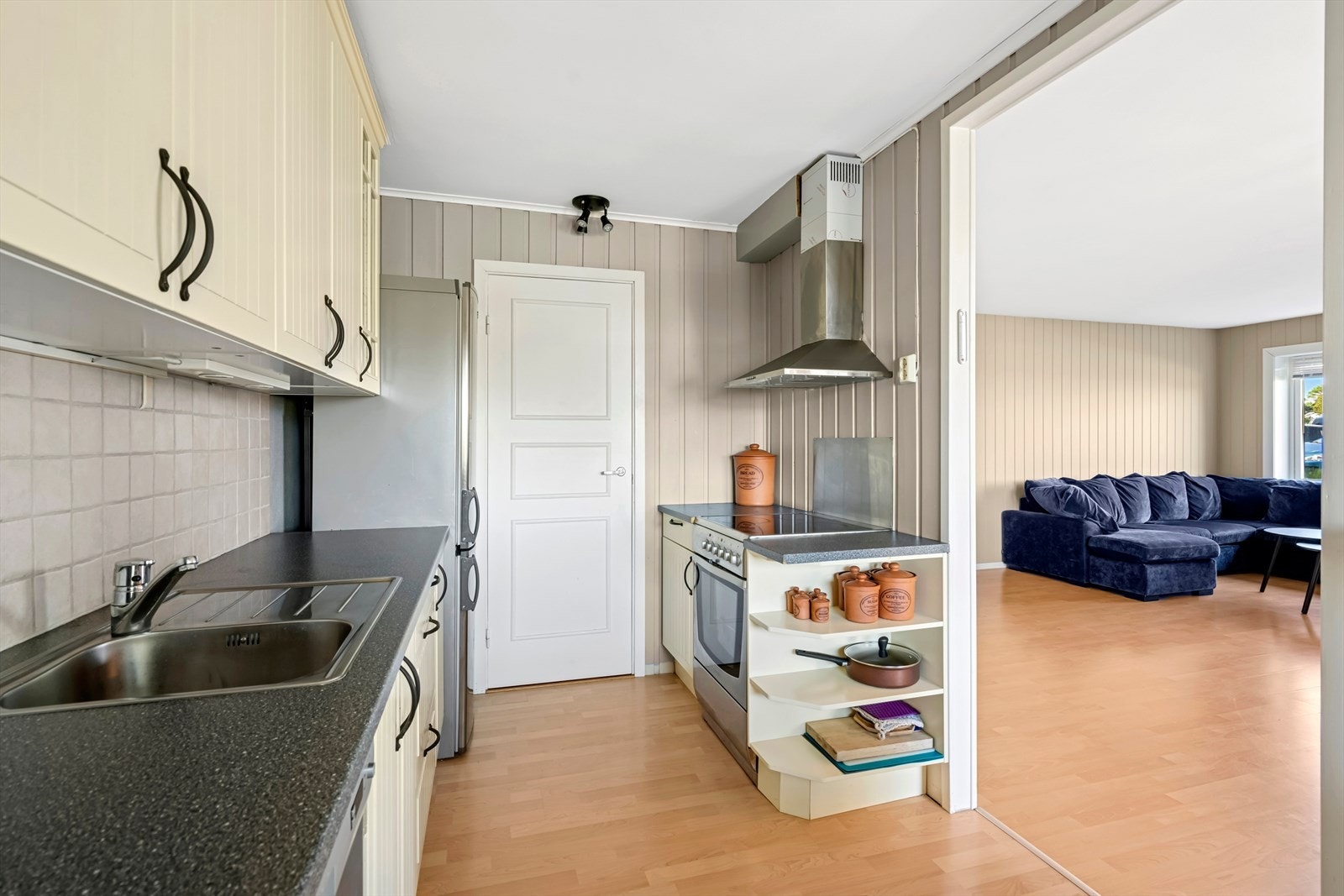 Leiligheten byr på et praktisk ikea kjøkken med innredning med lyse profilerte fronter og laminat benkeplate. Galleribilde