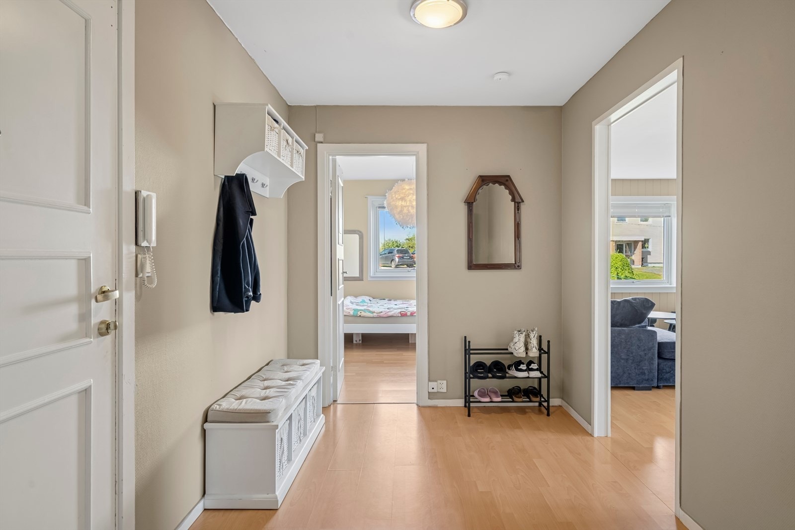 Leiligheten ligger i blokkens 1. etasje med utgang til innglaset balkong Galleribilde