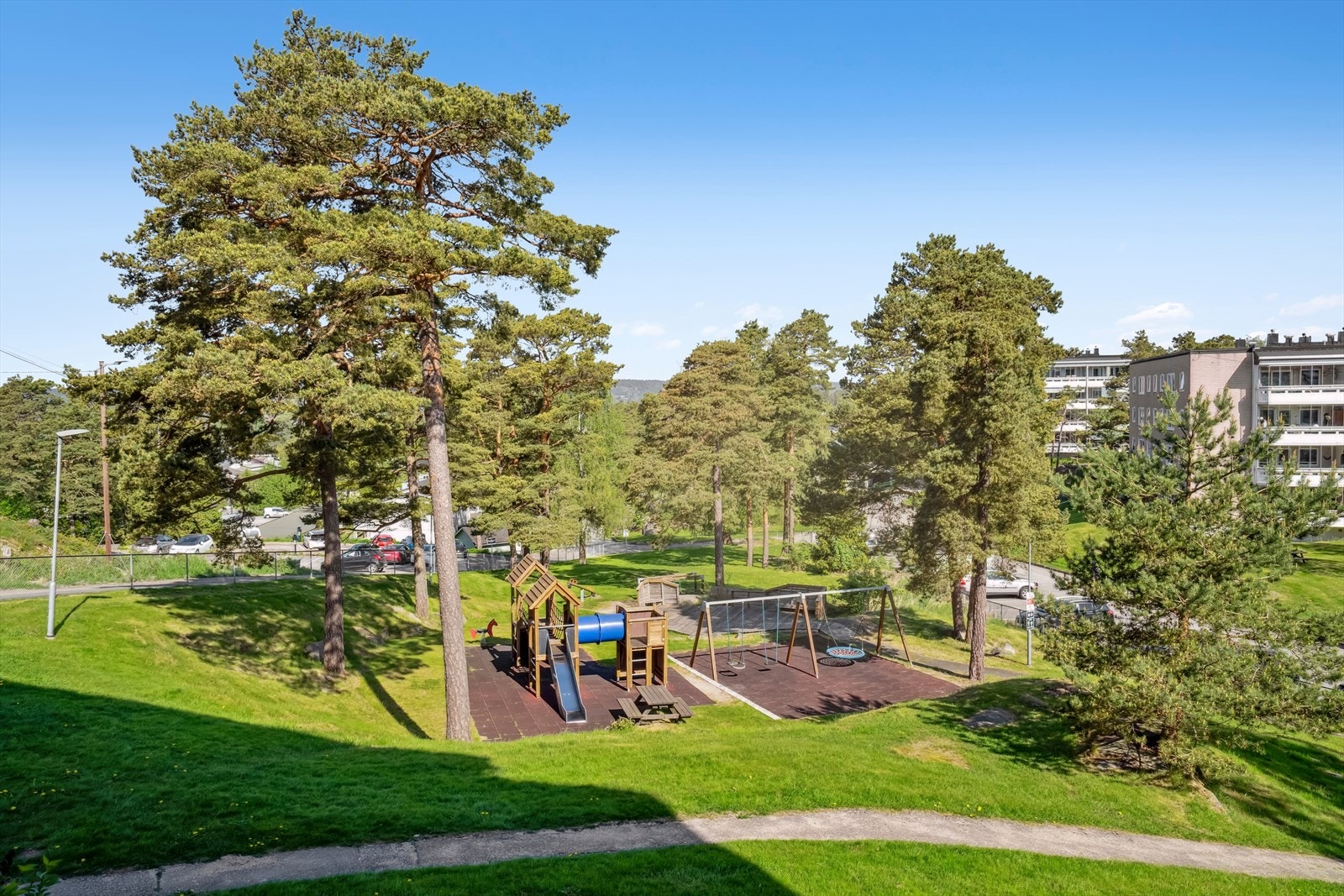 Ønsker du ytterligere servicetilbud har du Værstetorvet med 70 butikker og serveringssteder som ligger en kort kjøretur unna leiligheten. Her finner du det du skulle trenge i hverdagen. Galleribilde