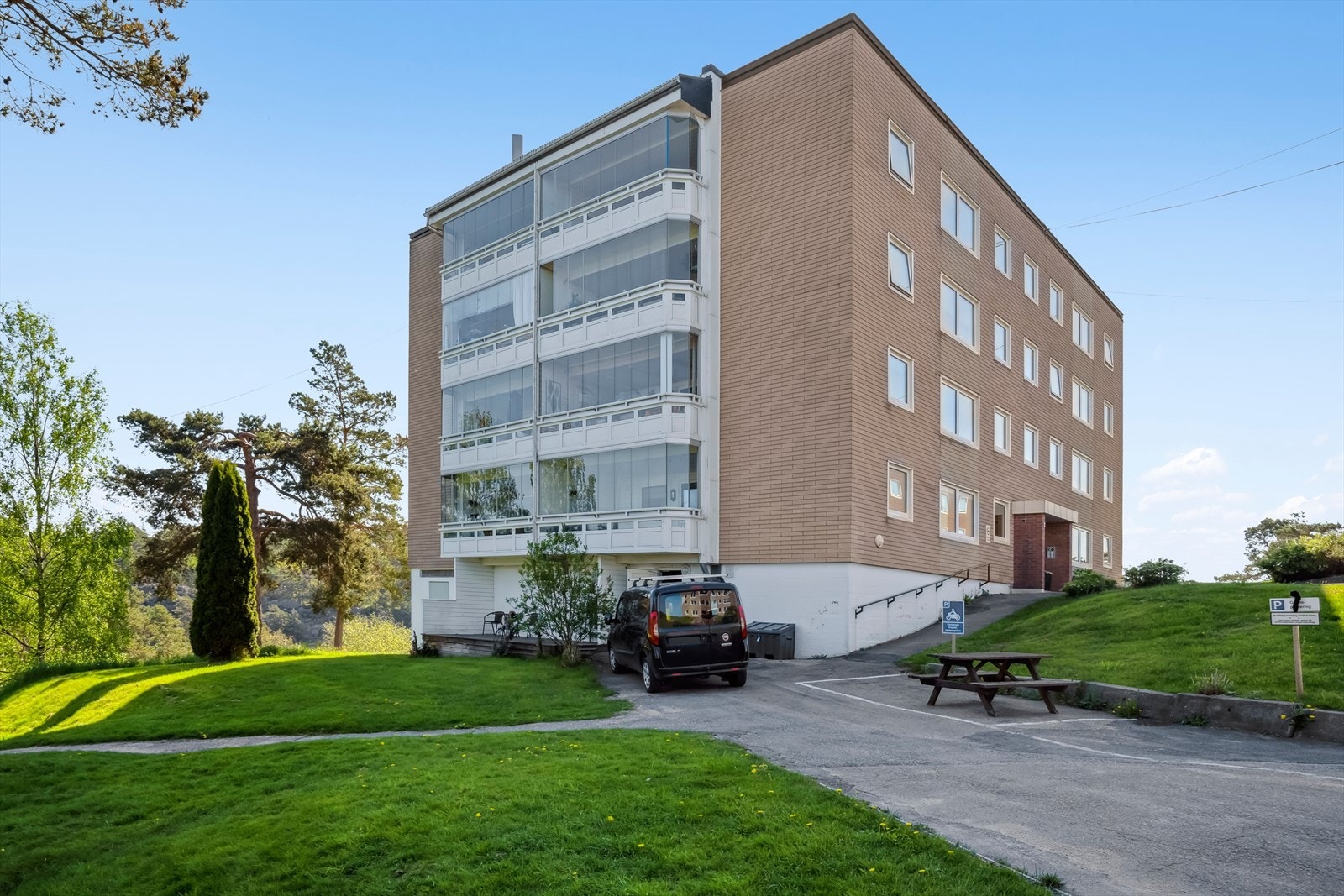 Det er kort vei til "nye" Værste-område med forretninger, restauranter, kultur skole, legevakt, nytt Helsehus m.m. Galleribilde