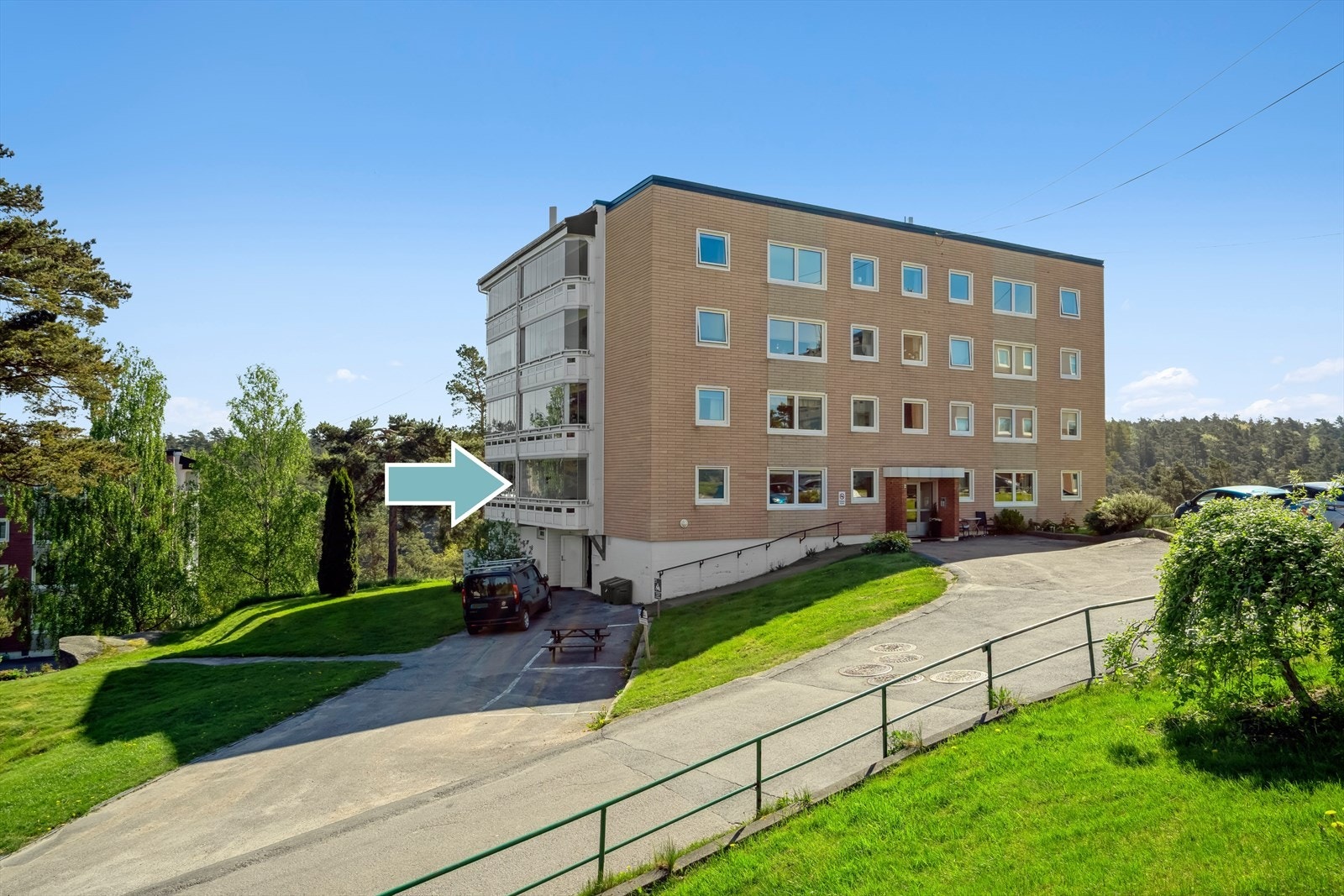 Leiligheten har normalt god standard, fin planløsning, og malte overflater i lyse og tidsriktige farger. Galleribilde