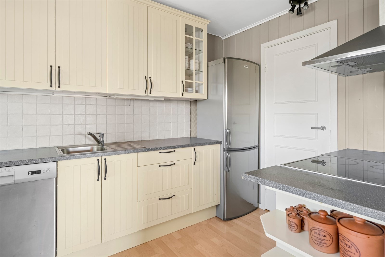 Videre er kjøkkenet utstyrt med oppvaskmaskin, kjøl/fryseskap og komfyr med platetopp. Galleribilde