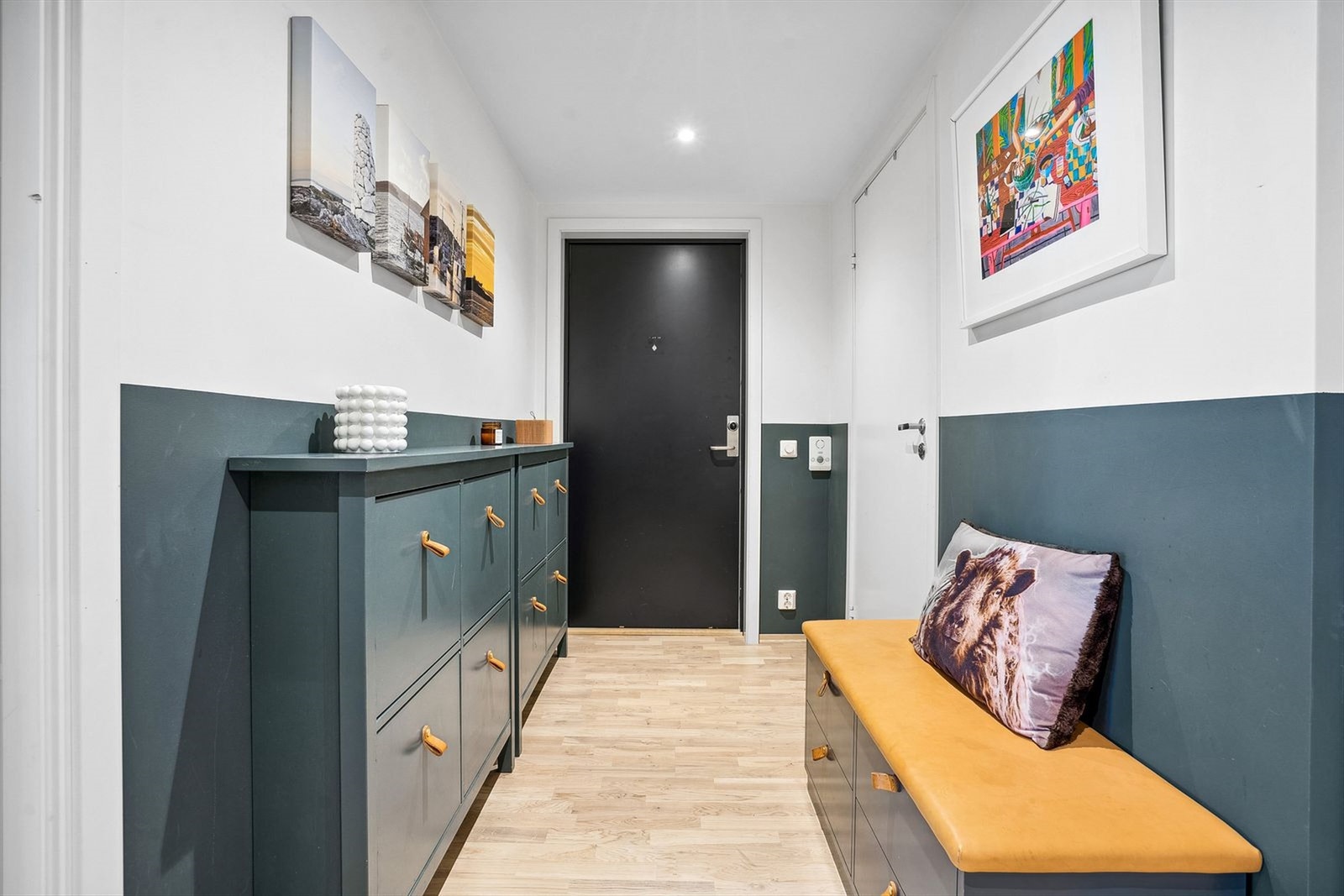 Herlig og innbydende entre med god plass til å henge fra seg. Galleribilde