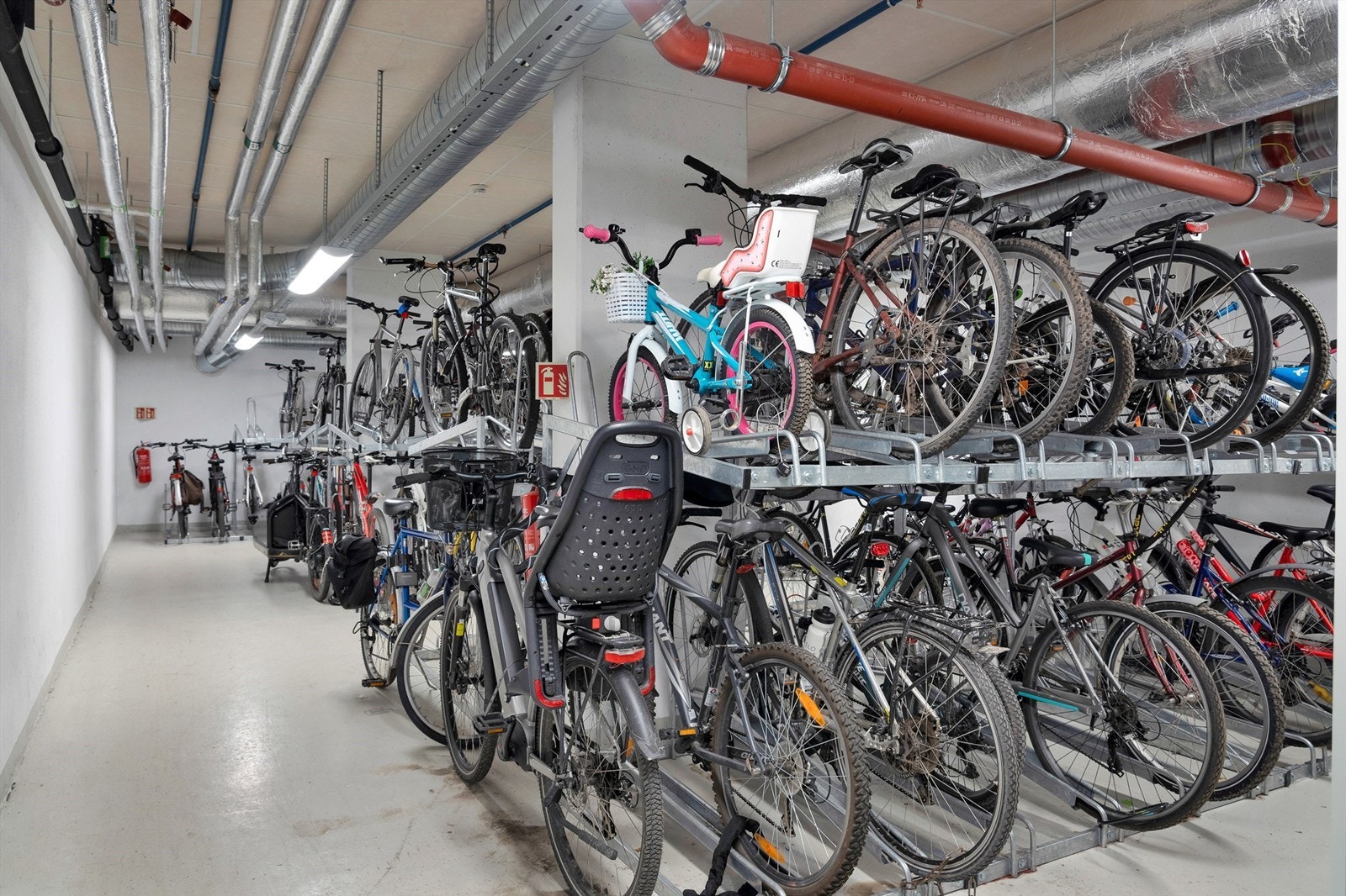 Flere felles sykkelparkeringer i kjeller. Galleribilde