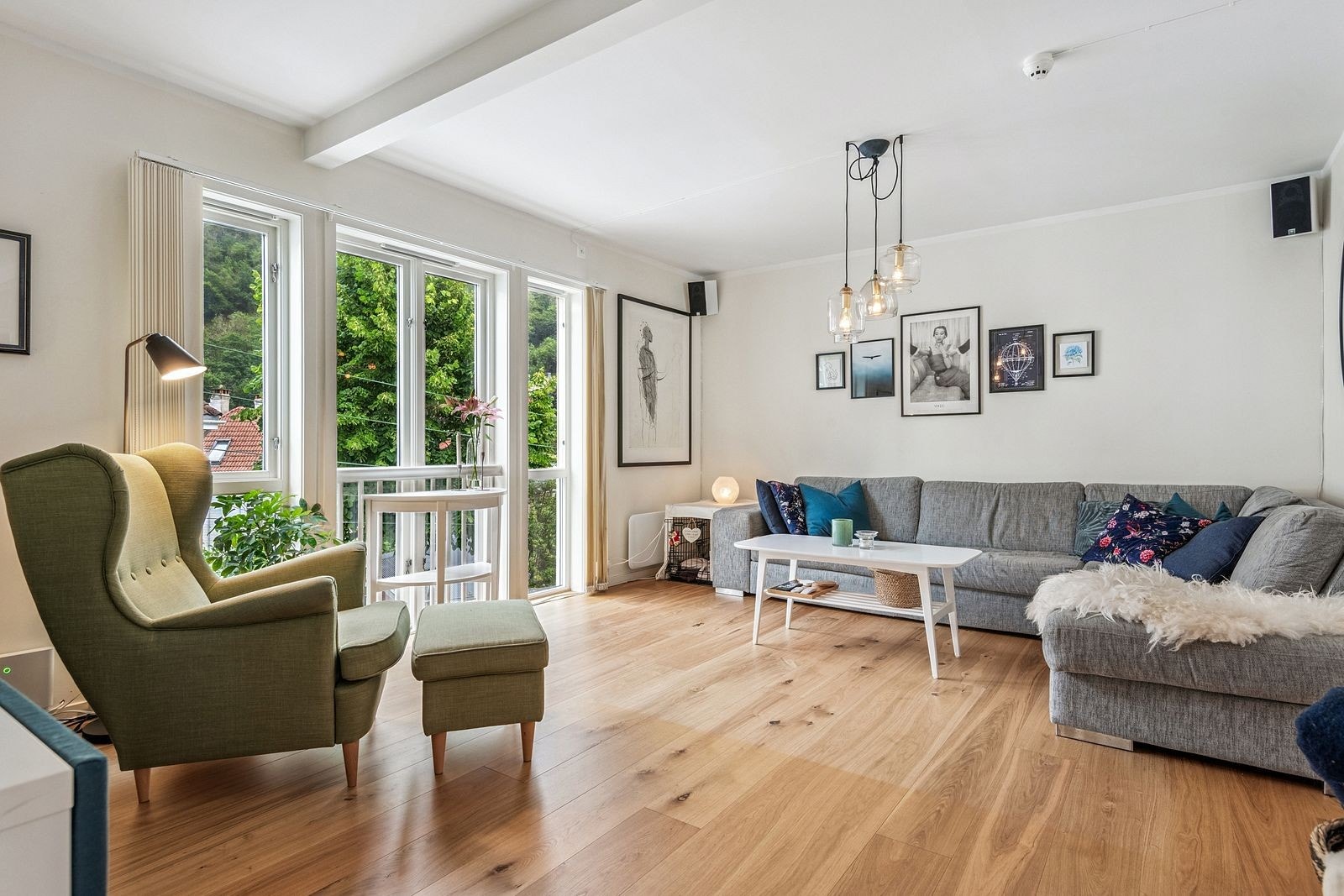 Fin og romslig stue med store vinduer som slipper inn rikelig med naturlig lys. Galleribilde