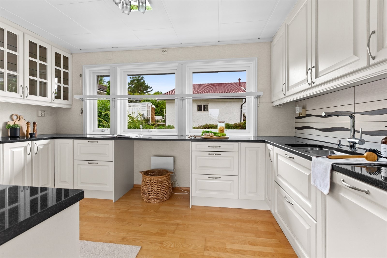 Et stilrent kjøkken med god benkeplass Galleribilde