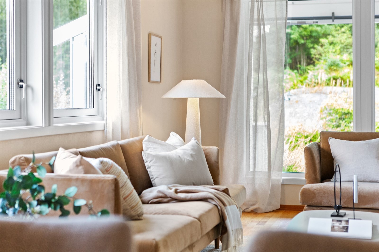 En stor stue med direkte adgang til en romslig terrasse Galleribilde