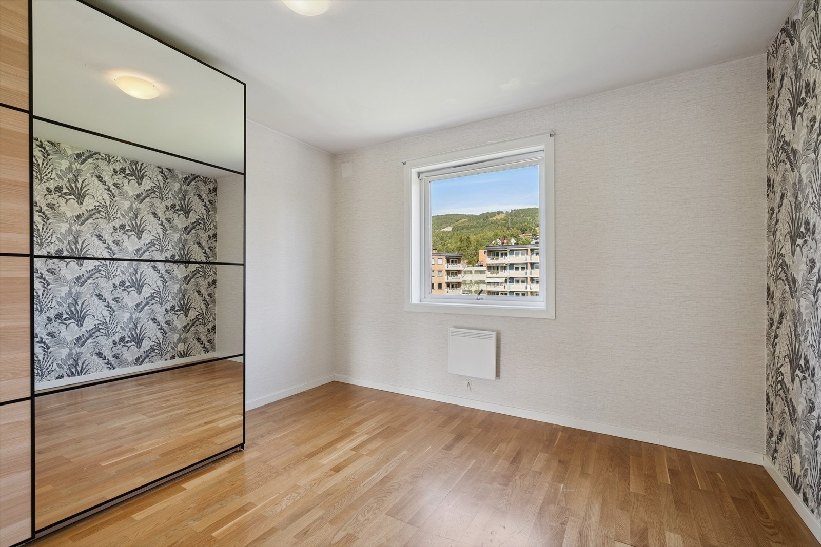 Soverommet har plass til både dobbeltseng og oppbevaring. Galleribilde