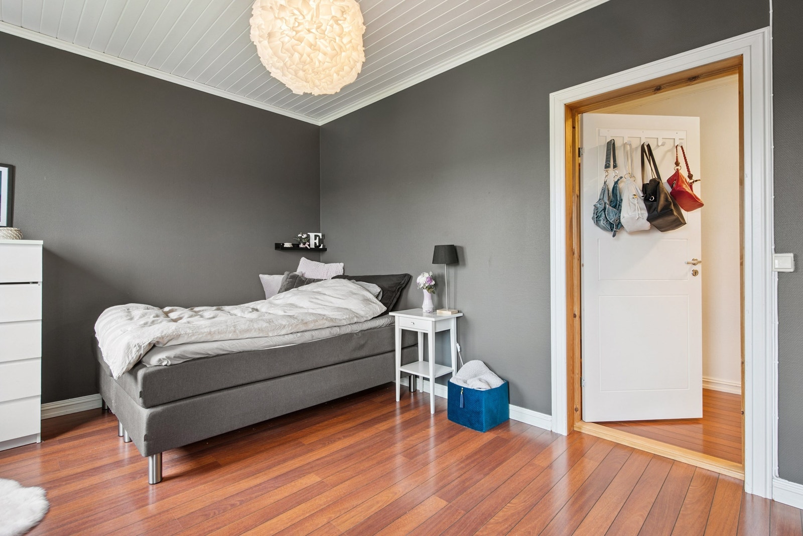 De mørke veggene skaper en lun og behagelig atmosfære. Galleribilde