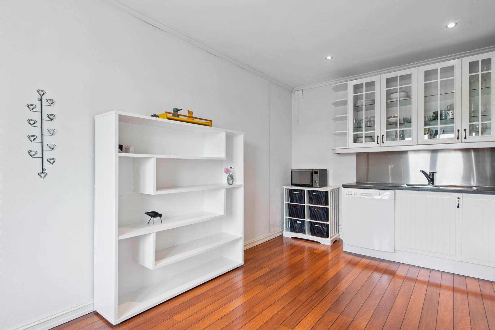 Vitrine-overskapene gir et lett og luftig preg, samtidig som de byr på fin oppbevaringsplass. Galleribilde