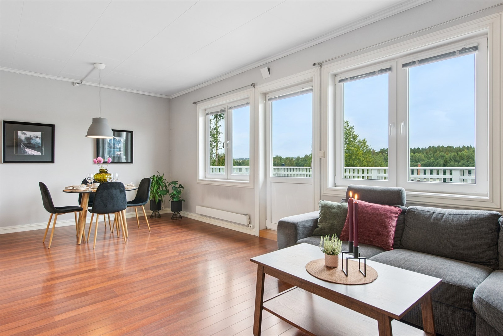 Den åpne løsningen mellom stue og spisestue skaper en luftig og sosial atmosfære. Galleribilde