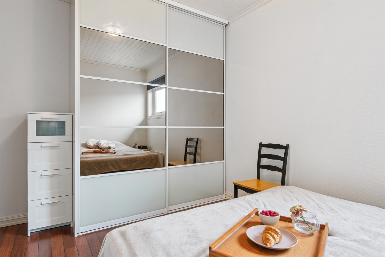 Det andre rommet er innredet som soverom, men oppfyller ikke krav til dagslys etter dagens regelverk. Galleribilde