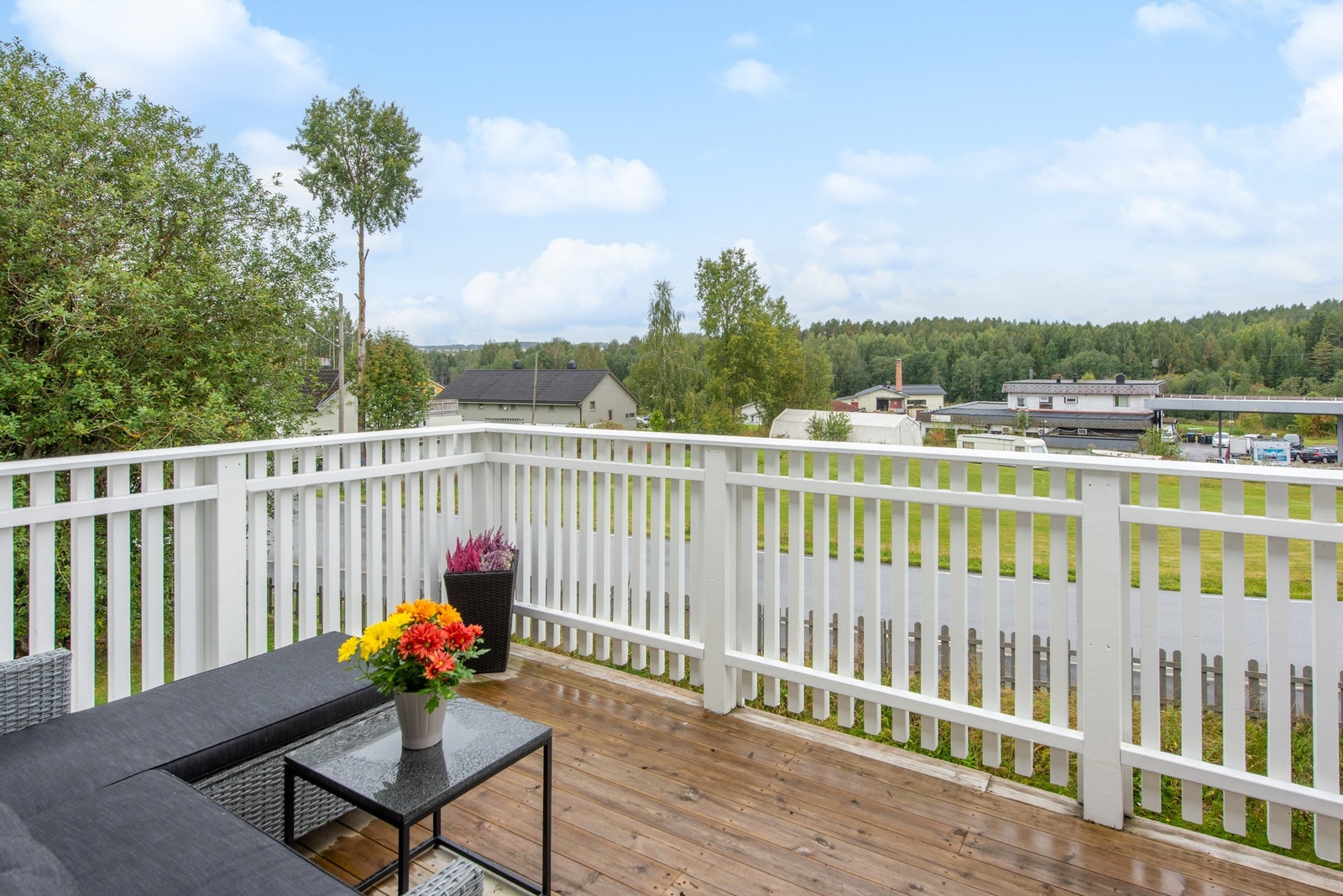 Den romslige, vestvendte balkongen på 13 m² er et herlig samlingspunkt på ettermiddag og kveld. Galleribilde