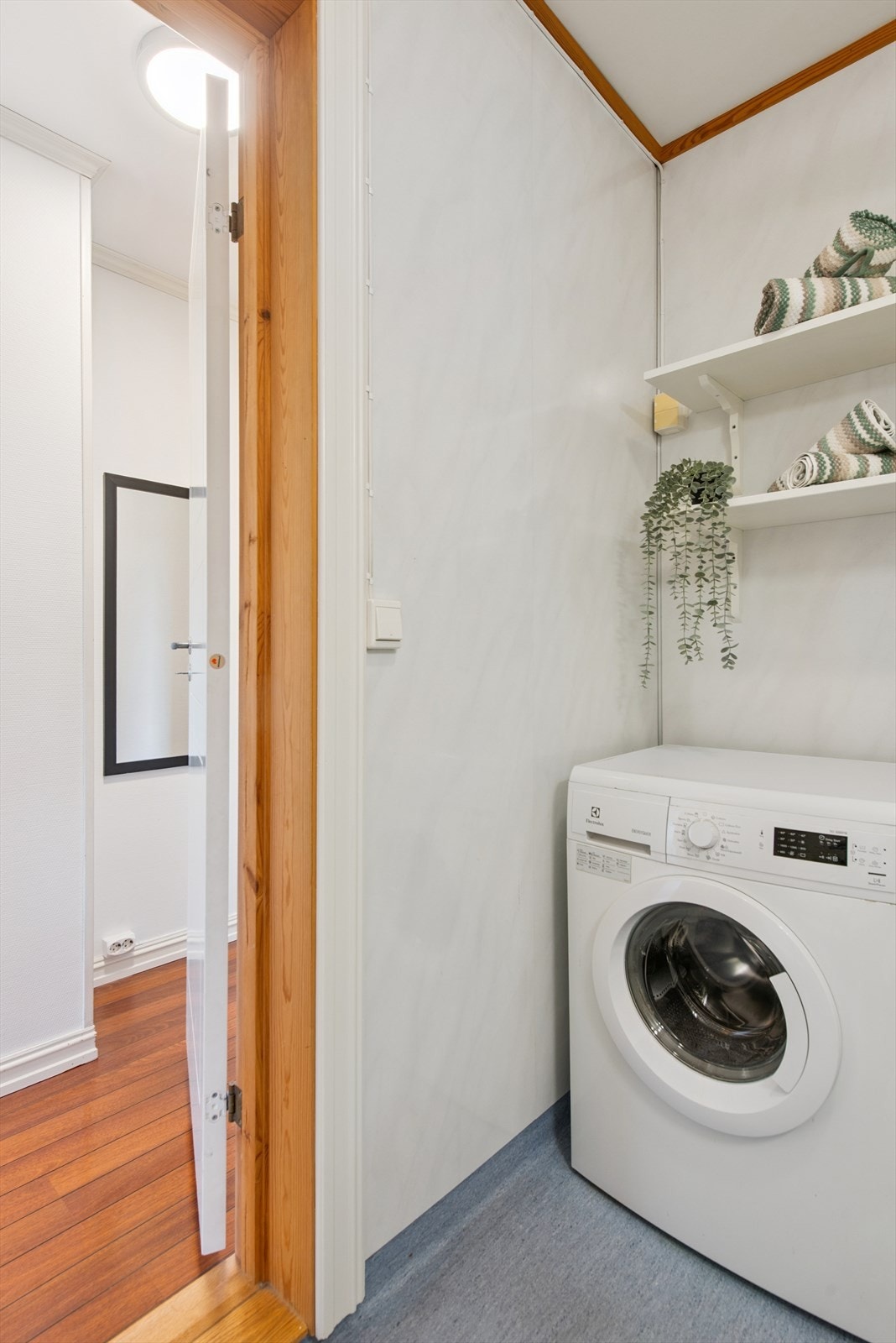 Det er opplegg for vaskemaskin og hyller for oppbevaring på badet. Galleribilde