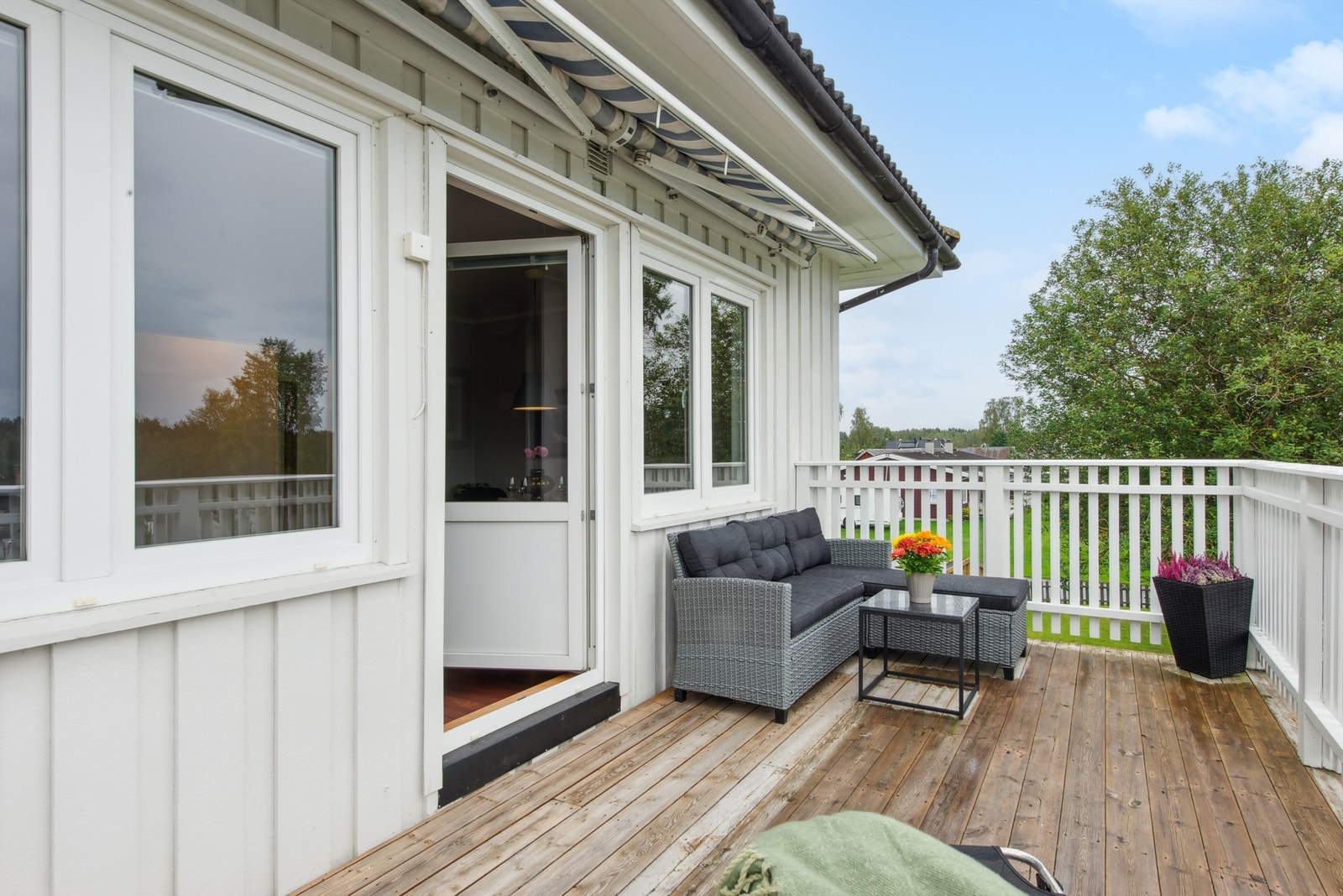 Her ute kan du enkelt innrede med en hyggelig sittegruppe for å nyte lange sommerdager. Galleribilde