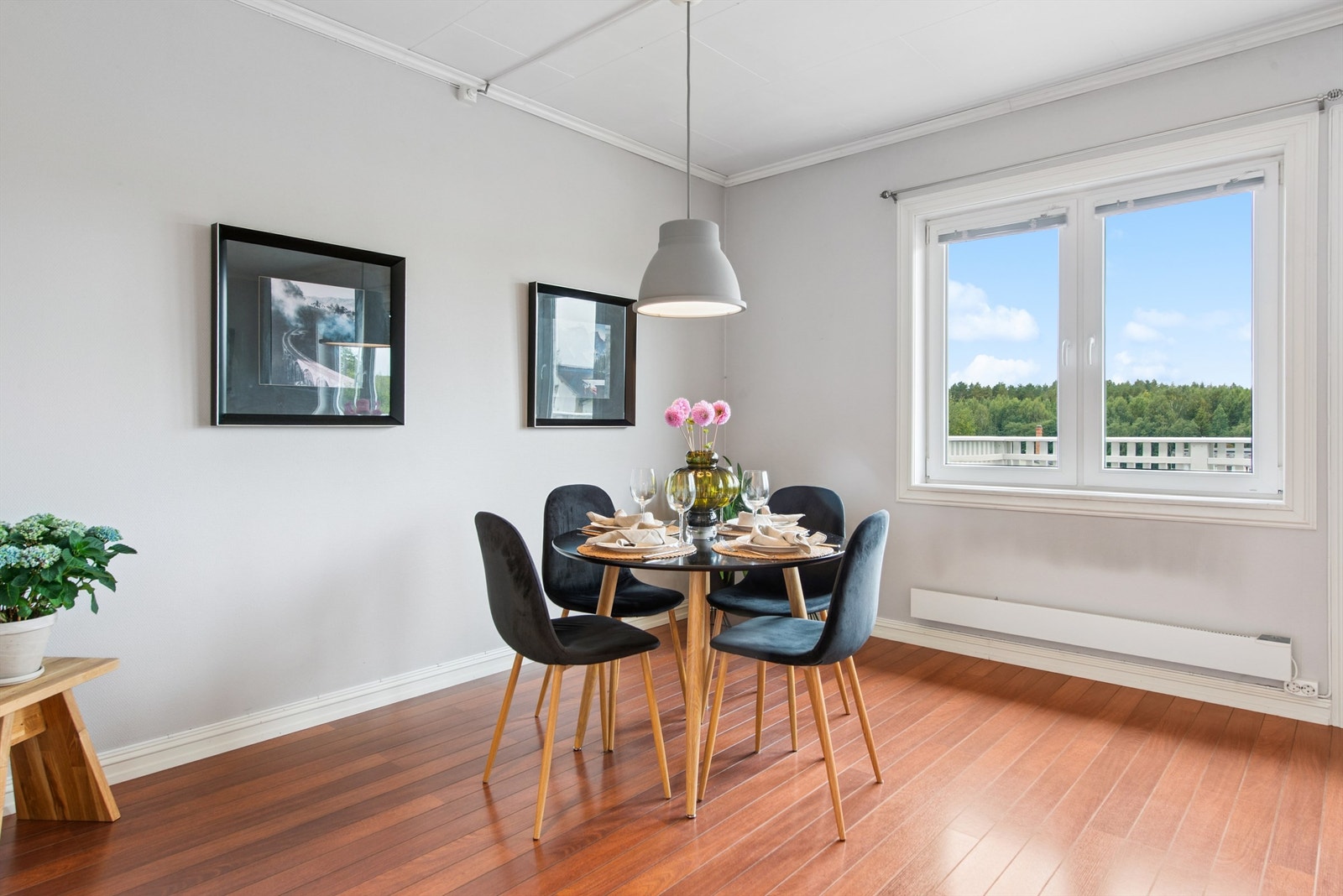 Her er det god plass til en hyggelig spiseplass, perfekt for måltider med familie og venner. Galleribilde