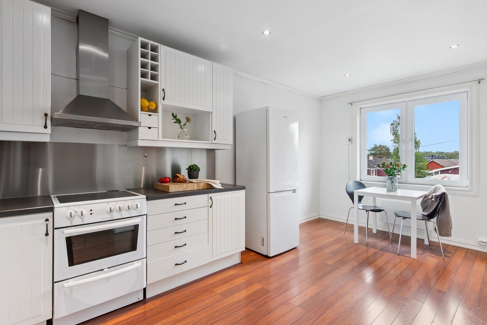 Rommet har også plass til en liten spiseplass ved vinduet - perfekt for frokosten. Galleribilde