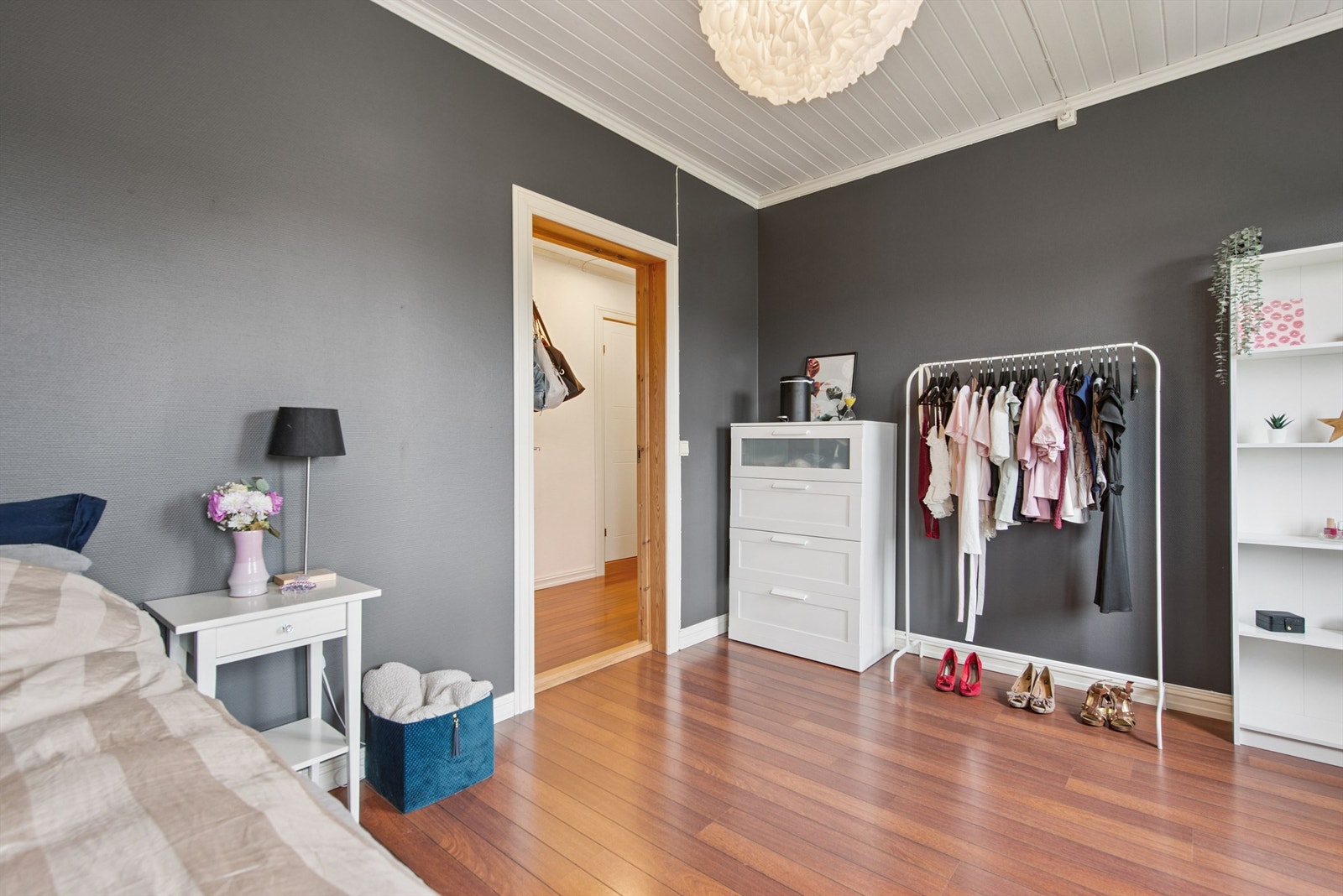 Soverommet er romslig og har god plass til dobbeltseng og garderobeløsning. Galleribilde