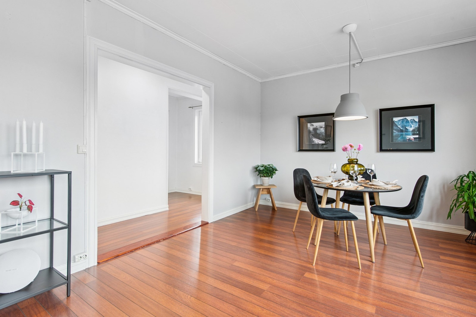 Rommene har lyse og lettstelte overflater. Galleribilde