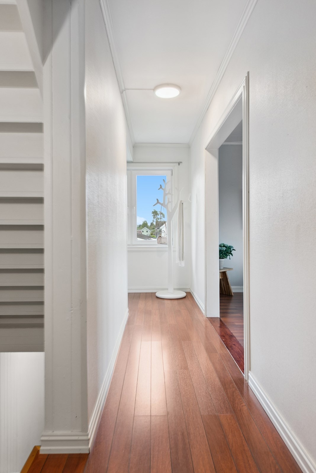 Gangen fører oss opp til loftsetasjen Galleribilde