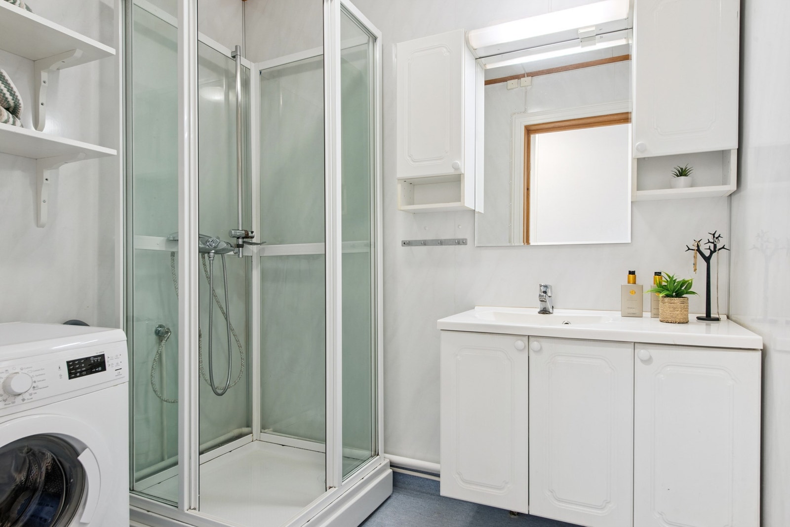 Badet ble renovert i 2005 og er praktisk innredet med dusjkabinett og opplegg for vaskemaskin. Galleribilde