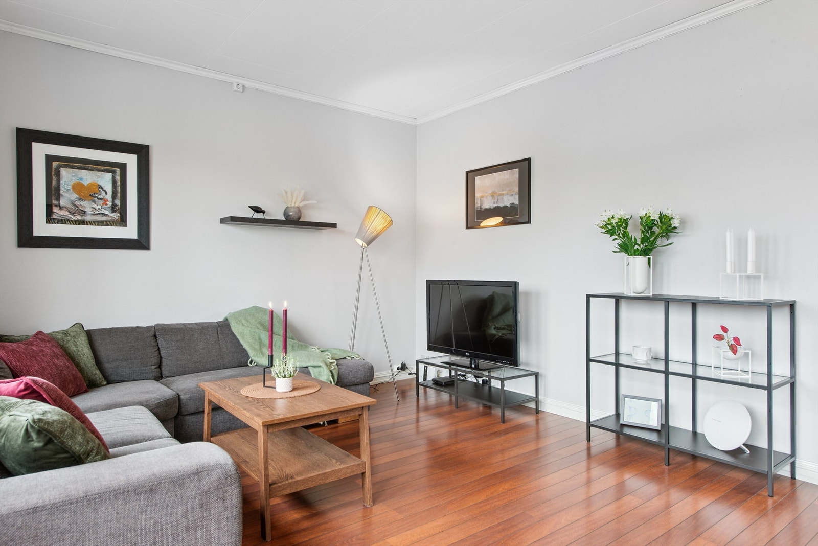 Stuen er lys og romslig, med god plass for både en komfortabel sofagruppe og sosialt samvær. Galleribilde