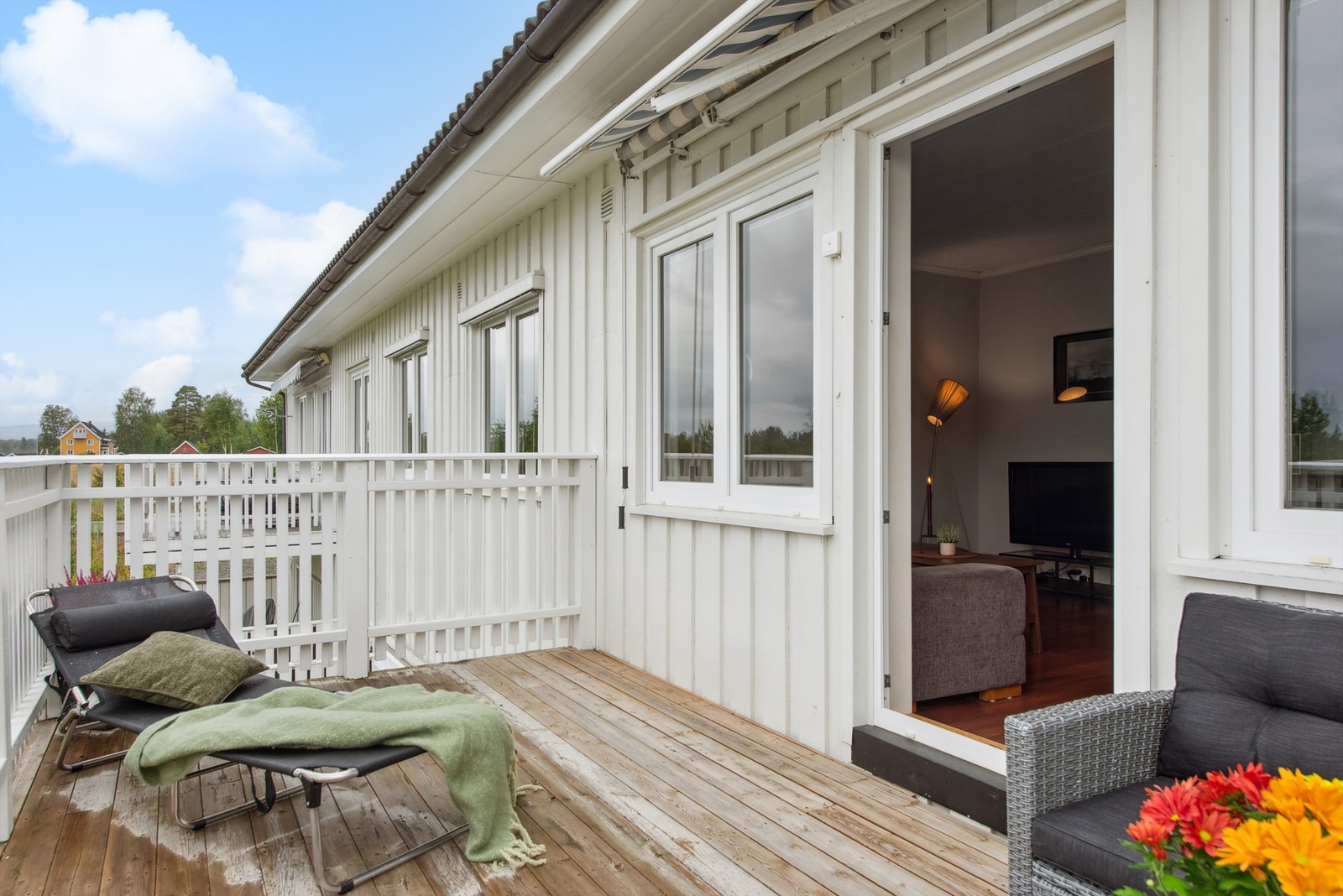 Balkongen er bygget i trekonstruksjoner og gir en fin uteplass med utsikt over nærområdet. Galleribilde