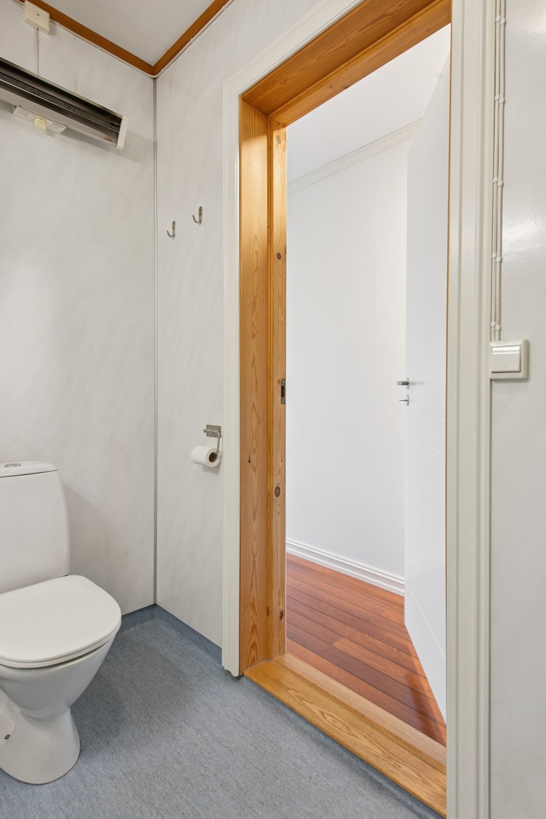 En stråleovn sørger for oppvarming, og den elektriske viften for ventilasjon. Galleribilde