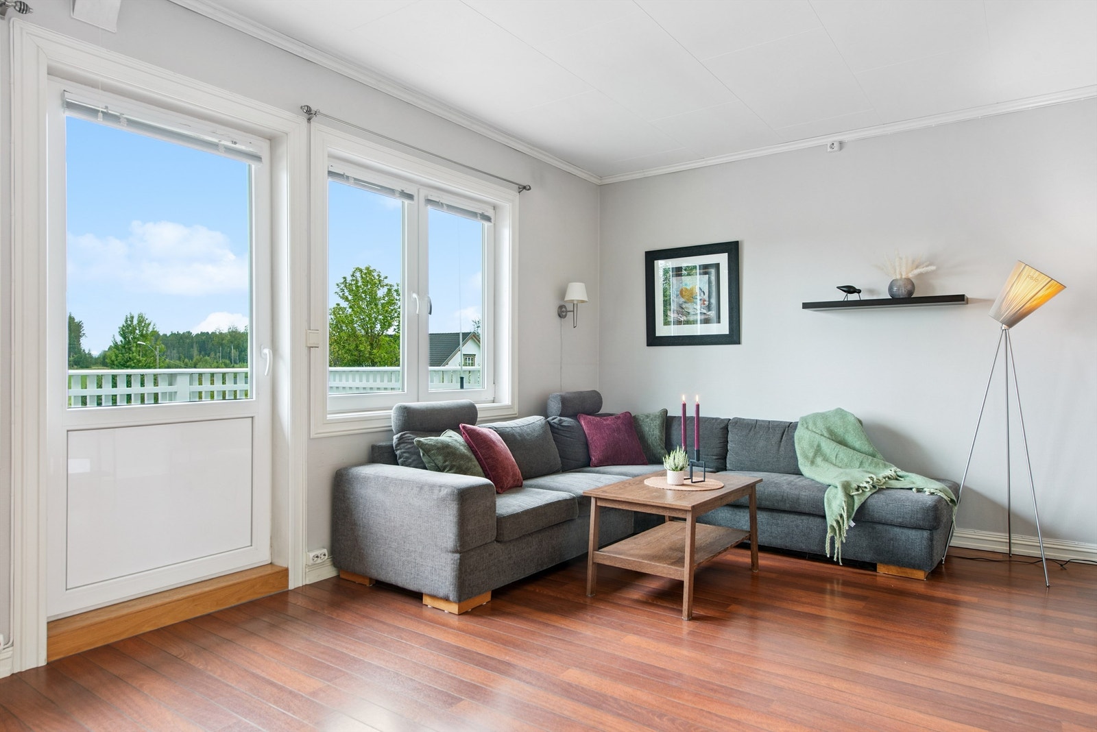 Fra stuen er det direkte utgang til den solrike balkongen. Galleribilde