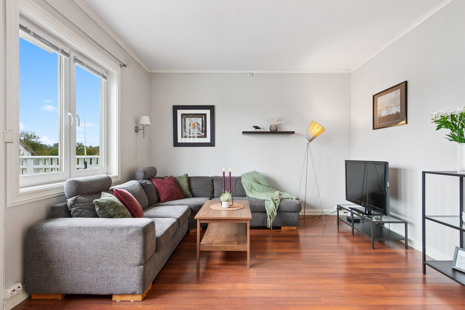 De store vindusflatene sørger for rikelig med naturlig lys inn i stuen. Galleribilde