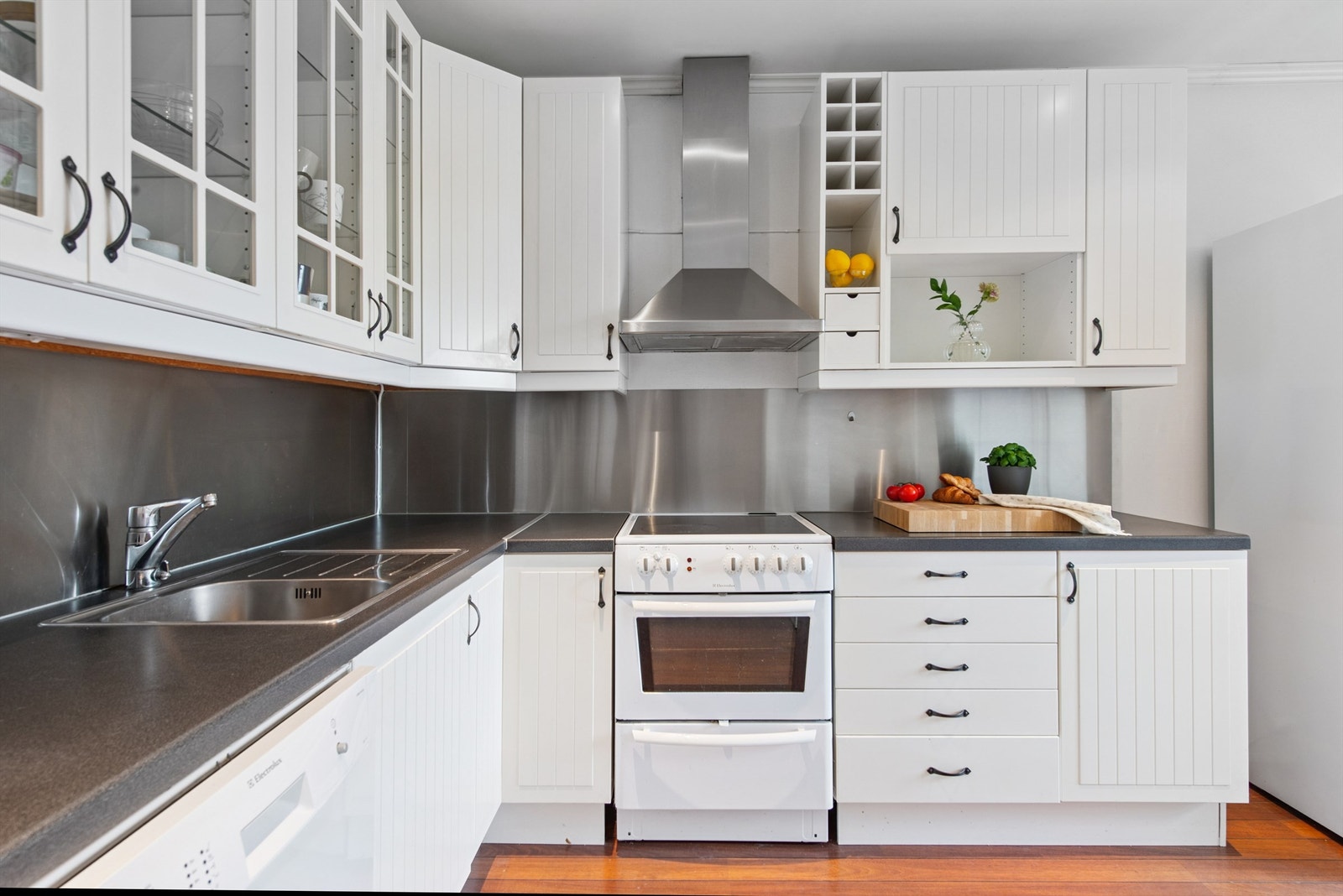 Benkeplaten i laminat og plate over benken gir praktiske og lettstelte arbeidsflater. Galleribilde