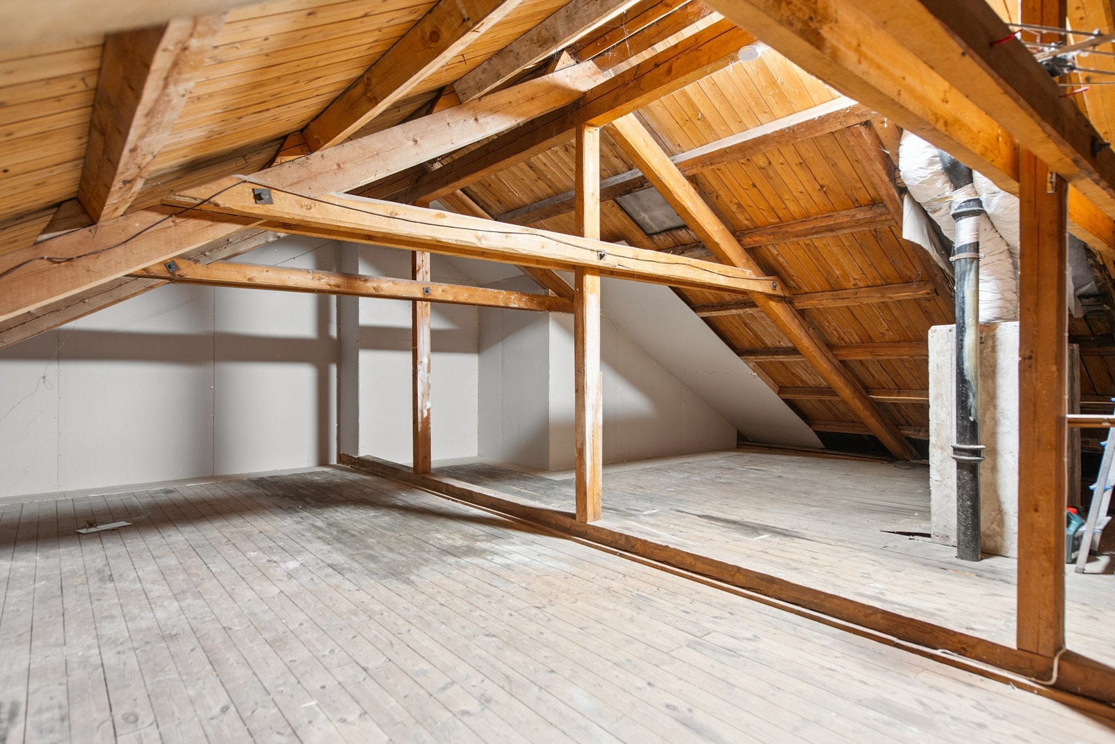 Her er den originale takkonstruksjonen fra 1917 synlig, noe som gir rommet en unik, rustikk karakter. Galleribilde