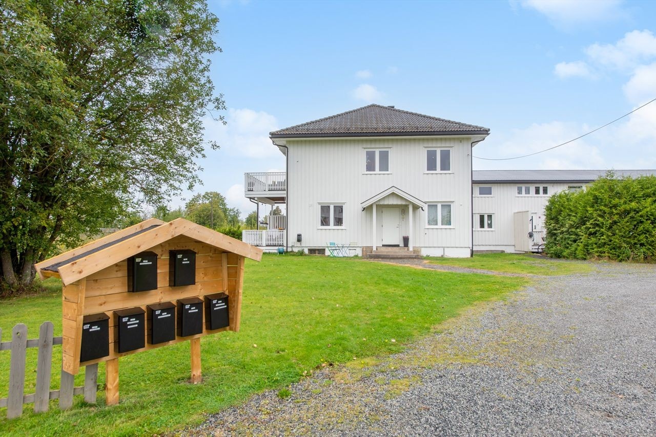 Leilighet beliggende i 2.etasje. Egen tilhørende hage. Galleribilde