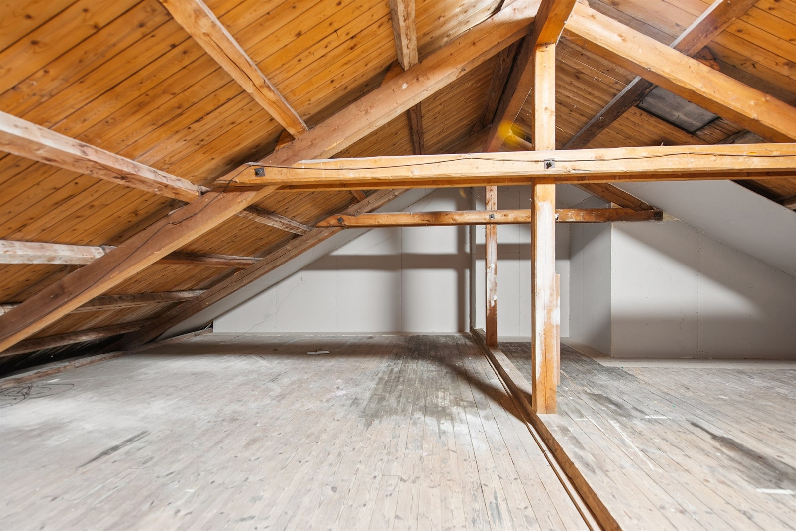 Uisolert loftsrom med et stort potensial for den nevenyttige. Galleribilde