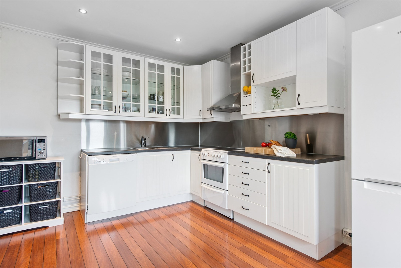 Vi går videre til kjøkkenet. Her er en pen innredning med profilerte fronter og god skapplass. Galleribilde