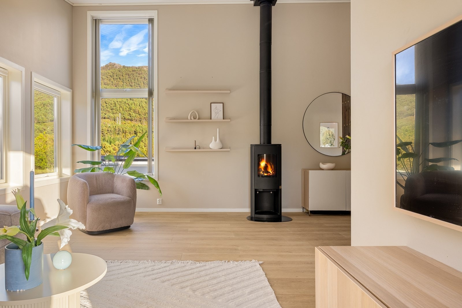 Peis og to nye varmepumper, én på hver etasje, gir både hygge og god oppvarming året rundt Galleribilde