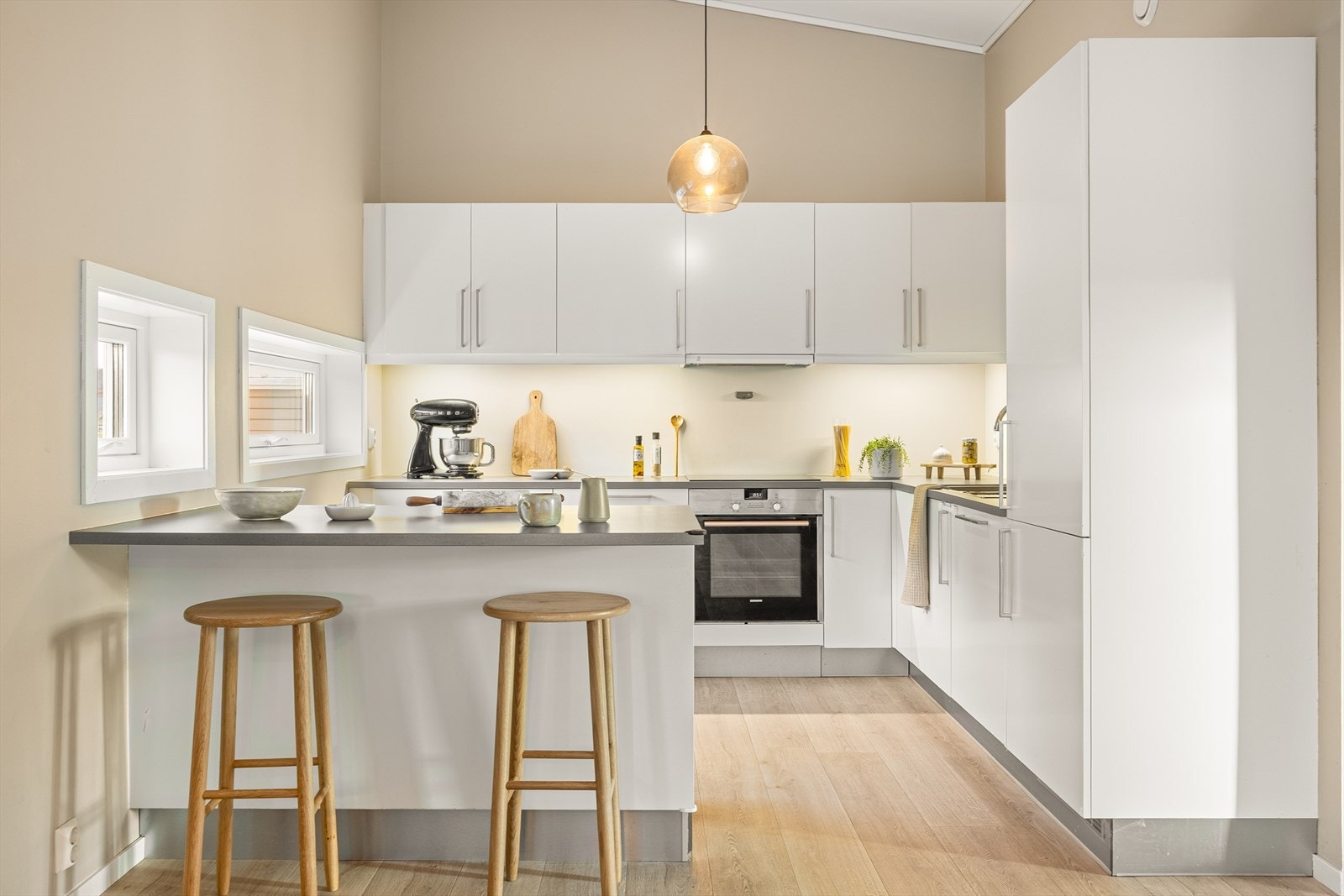 Stilrent kjøkken fra HTH med kjøkkenøy, praktisk løsning med mye arbeidsflate Galleribilde