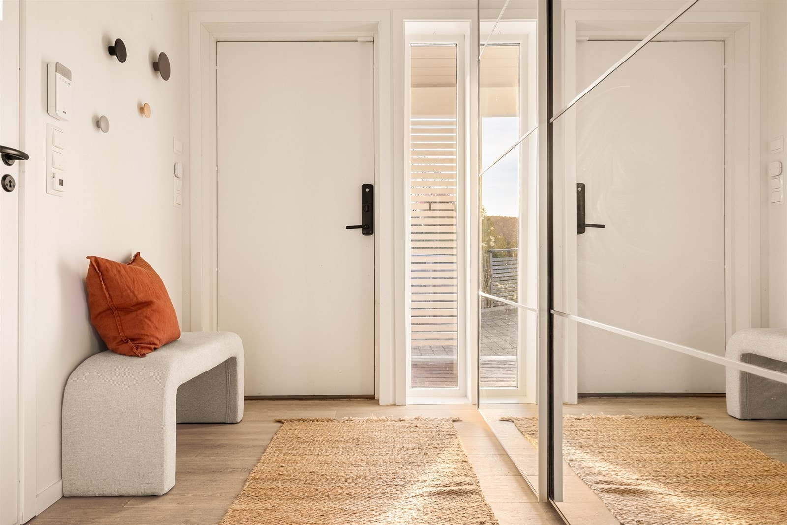 Velkommen inn, skyvedørsgarderoben gir et ryddig og velorganisert velkomstpunkt Galleribilde