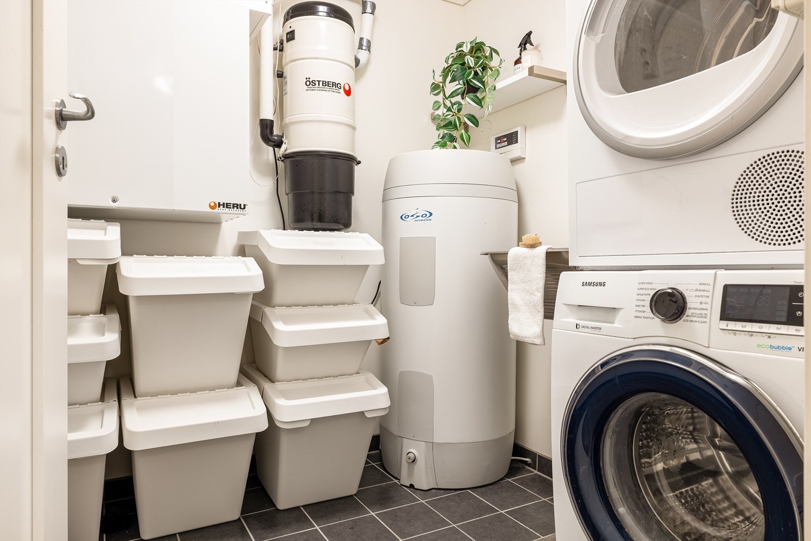 Praktisk og luftig vaskerom, en funksjonell hverdagshjelper i boligen Galleribilde