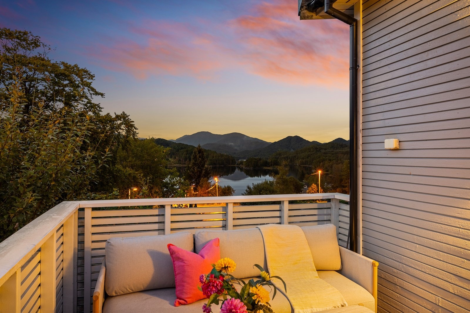 Stemningsfull altan med nydelig utsikt mot vannet - sol til den går ned på midtsommer Galleribilde