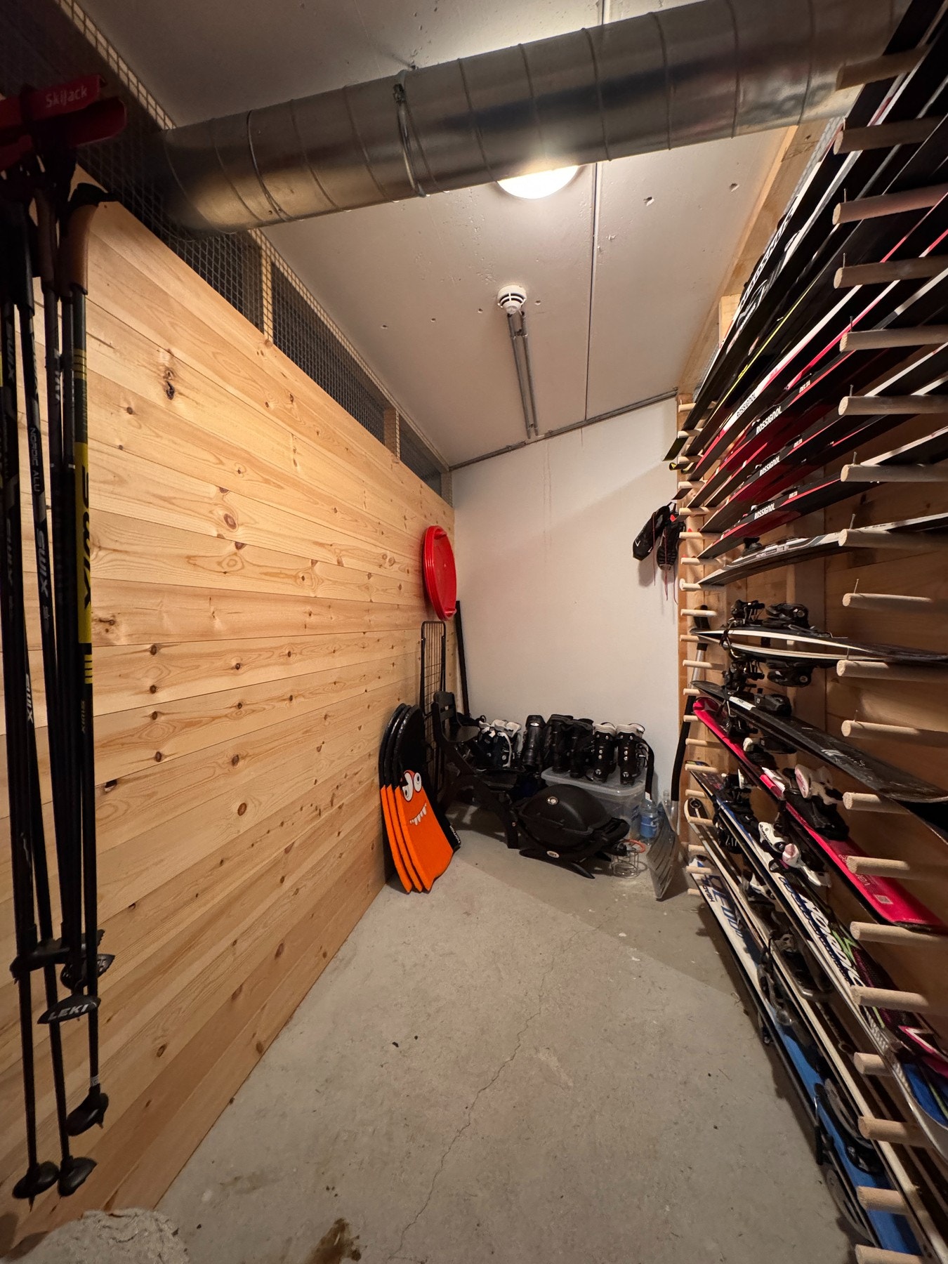 Skibod innredet med flotte stativ til alle skiene Galleribilde