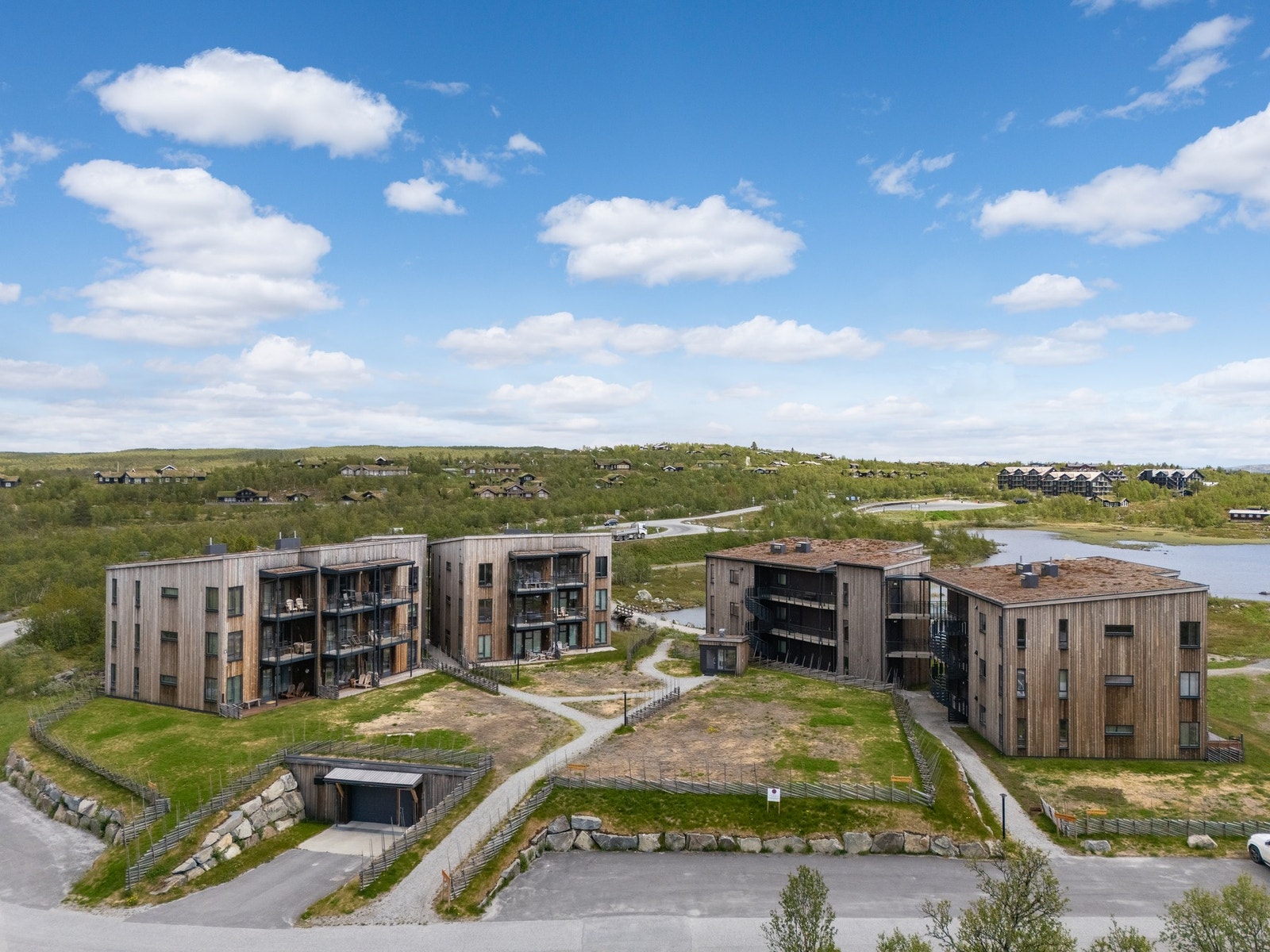 Sameiet disponerer felles utendørs parkeringsplasser ved innkjøringen til eiendommen Galleribilde