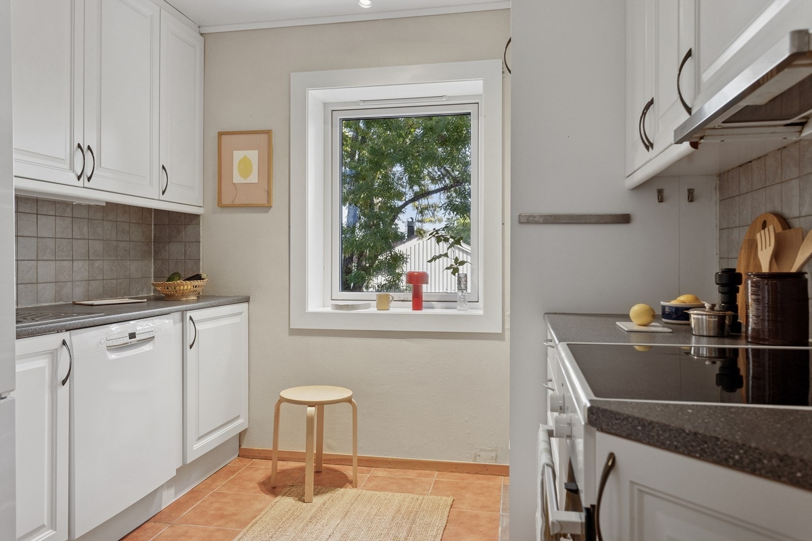 Kjøkkenet er ca. 10,3 m² og har en pen- og praktisk kjøkkeninnredning med folierte skrog, profilerte fronter og laminert benkeplate samt flis over benk. Galleribilde