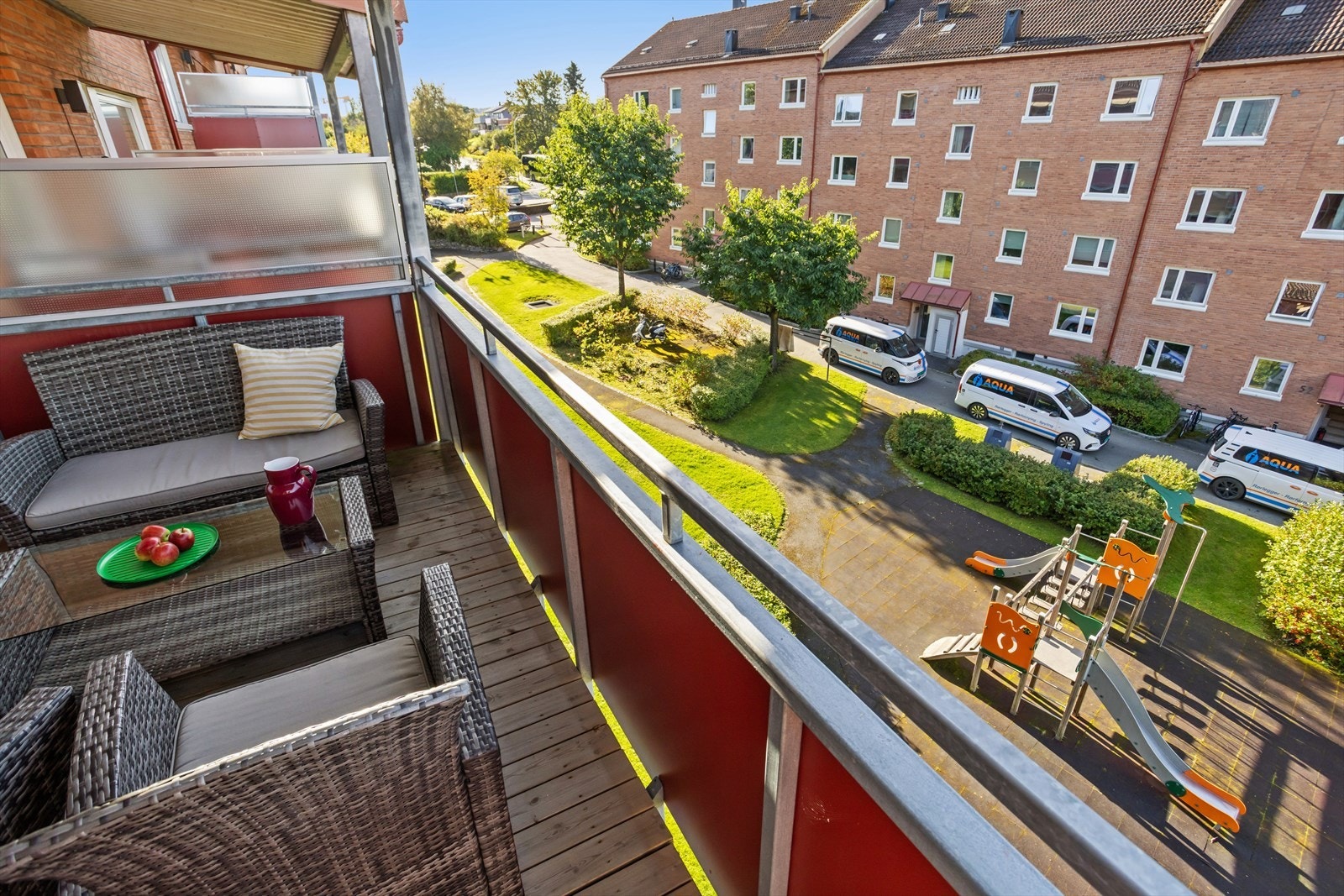 Fra balkongen har du fin oversikt over lekeplassen og omgivelsene rundt. Galleribilde