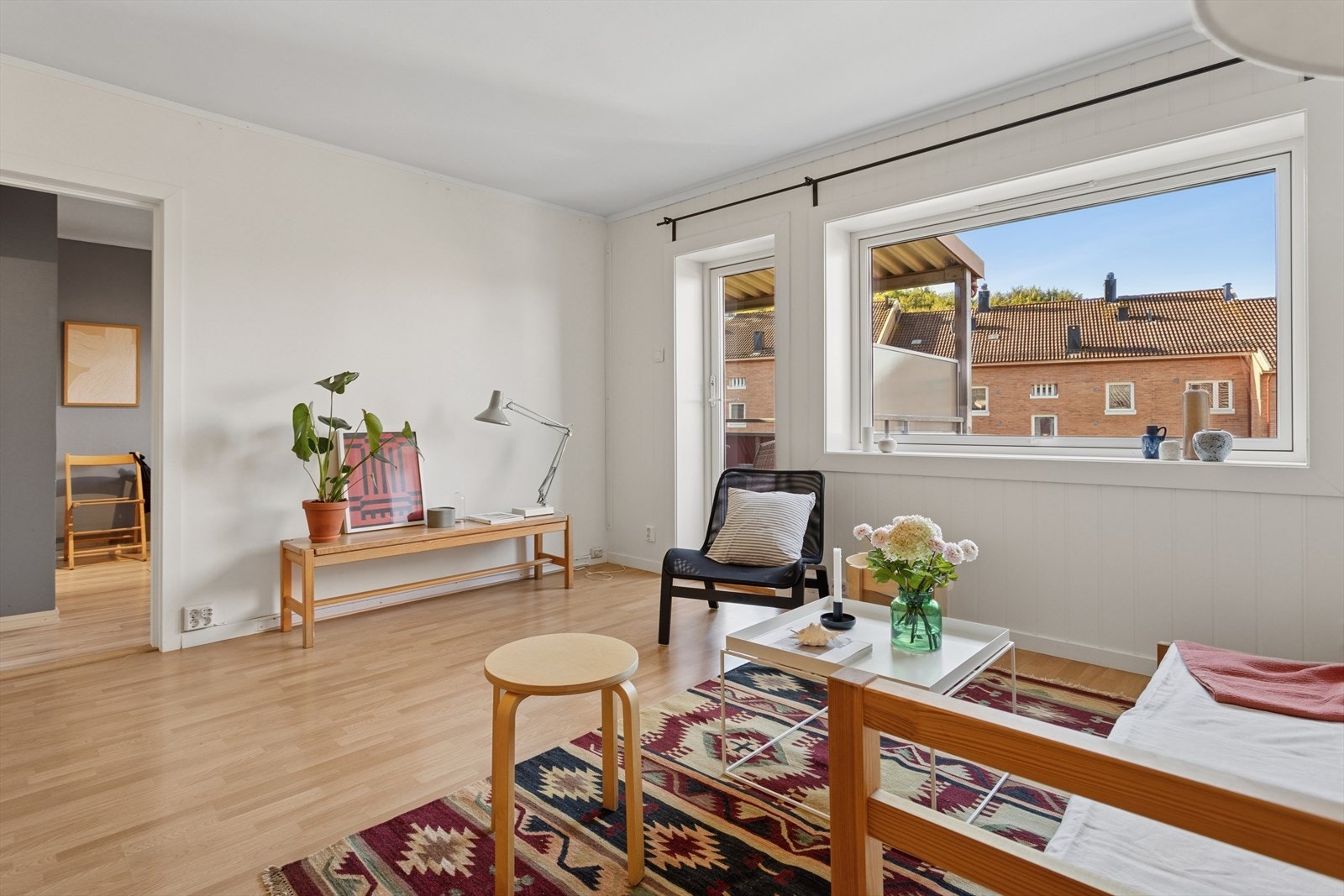 Leiligheten har en koselig og lys stue med store glassflater som slipper inn rikelig med dagslys og bidrar til en behagelig romfølelse. Galleribilde