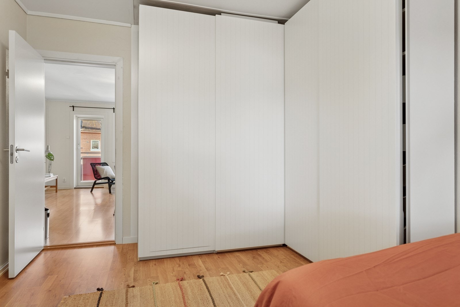 Soverommet har i tillegg rikelig med garderobeplas Galleribilde