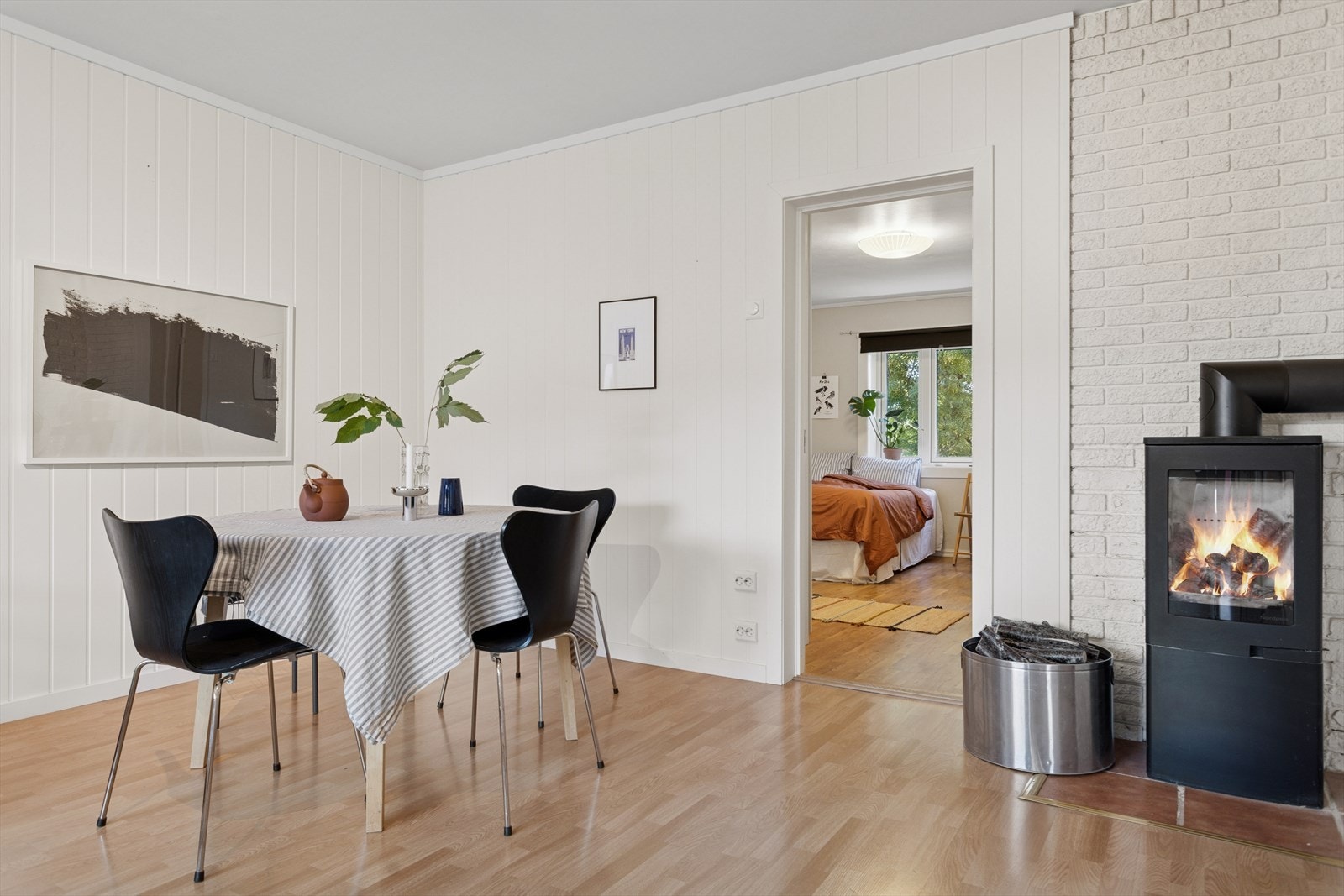 På stuen er det montert en flott, rentbrennede vedovn som gir god stemning og fin innetemperatur på kjølige høst- og vinterkvelder. Galleribilde