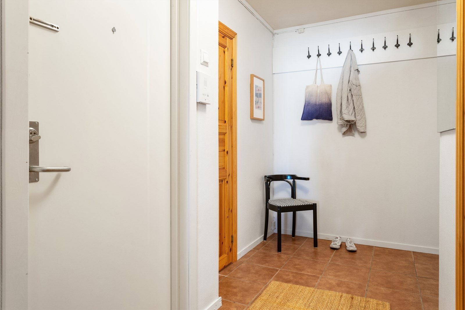 Entréen er ca. 5,3 m², har flislagt gulv, dørtelefon og god plass til knaggrekke og skoparkering. Galleribilde