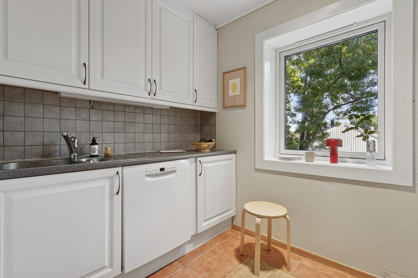 Oppvaskmaskin og kjøleskap på kjøkken medfølger. Galleribilde