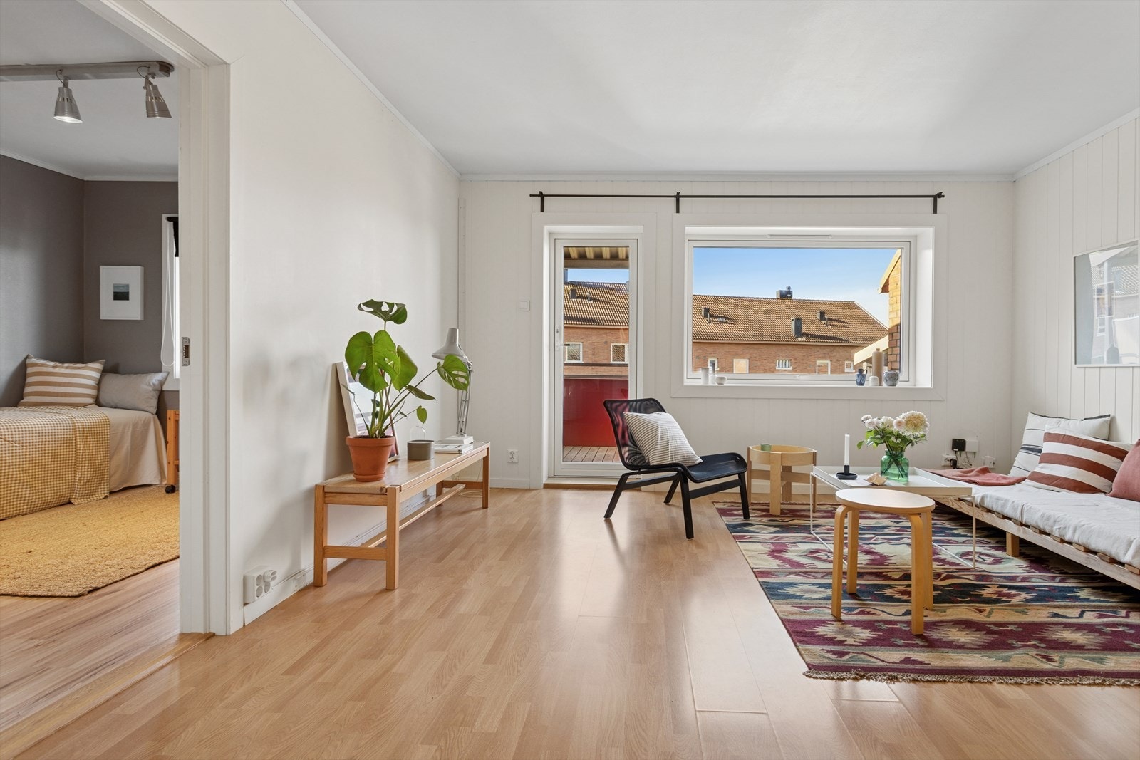 Stuens gode utforming og de tidløse fargevalgene på vegger legger et godt grunnlag for å innrede rommet etter eget ønske. Galleribilde